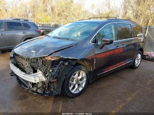 2C4RC1BG8HR826871 2017 CHRYSLER PACIFICA - Image 2