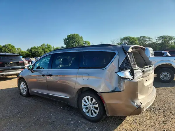 2C4RC1BG8HR839717 2017 CHRYSLER PACIFICA - Image 2