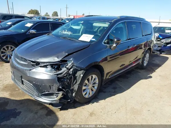 2C4RC1BG8JR112180 2018 CHRYSLER PACIFICA - Image 2