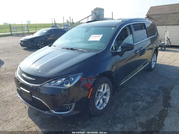 2C4RC1BG8JR128475 2018 CHRYSLER PACIFICA - Image 2
