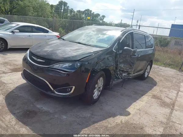 2C4RC1BG8JR142957 2018 CHRYSLER PACIFICA - Image 2