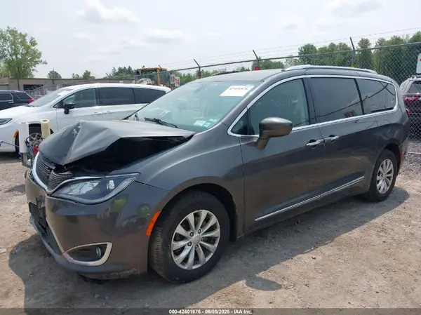 2C4RC1BG8JR143879 2018 CHRYSLER PACIFICA - Image 2