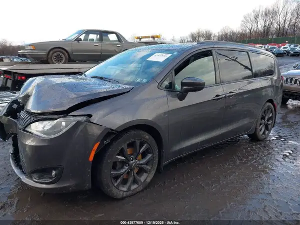 2C4RC1BG8JR193682 2018 CHRYSLER PACIFICA - Image 2