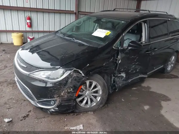 2C4RC1BG8JR211405 2018 CHRYSLER PACIFICA - Image 2