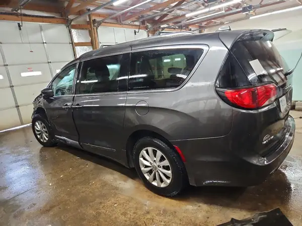 2C4RC1BG8JR217754 2018 CHRYSLER PACIFICA - Image 2