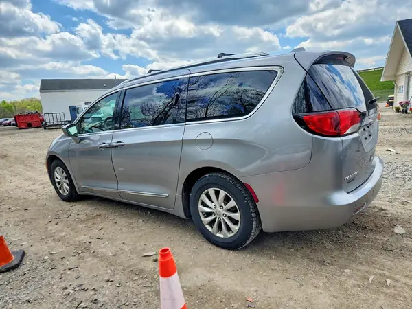 2C4RC1BG8JR257106 2018 CHRYSLER PACIFICA - Image 2