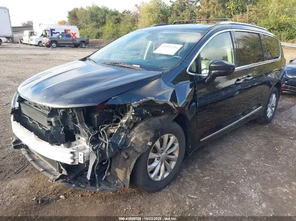 2C4RC1BG8JR261396 2018 CHRYSLER PACIFICA - Image 2