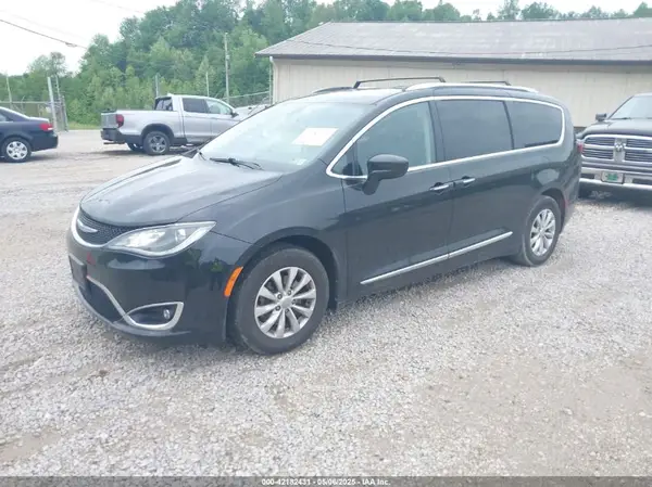 2C4RC1BG8JR262158 2018 CHRYSLER PACIFICA - Image 2