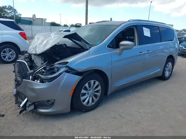 2C4RC1BG8JR287870 2018 CHRYSLER PACIFICA - Image 2