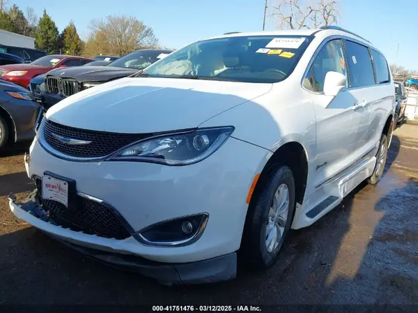 2C4RC1BG8JR316994 2018 CHRYSLER PACIFICA - Image 2
