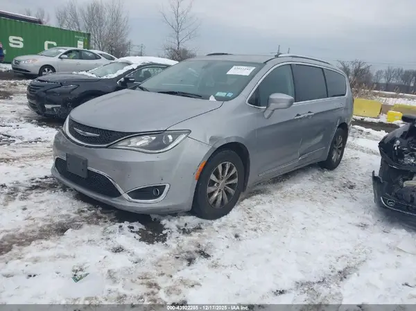 2C4RC1BG8JR317983 2018 CHRYSLER PACIFICA - Image 2