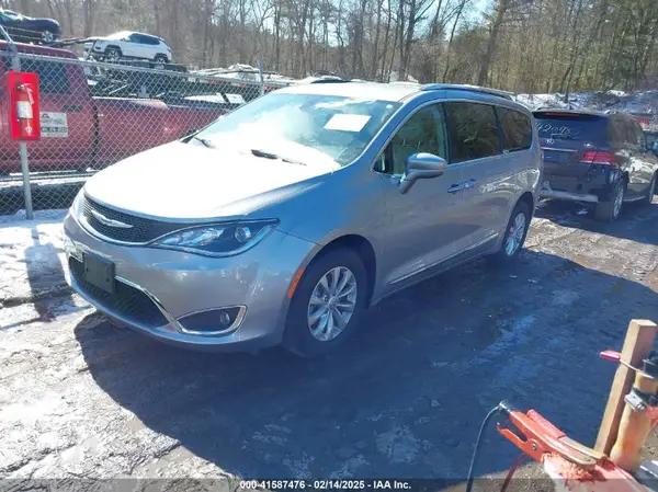 2C4RC1BG8KR523872 2019 CHRYSLER PACIFICA - Image 2
