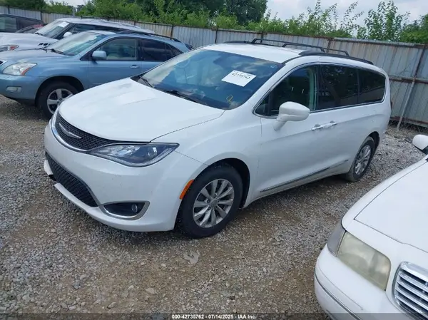 2C4RC1BG9HR524263 2017 CHRYSLER PACIFICA - Image 2