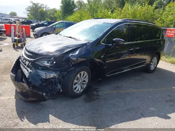 2C4RC1BG9HR526708 2017 CHRYSLER PACIFICA - Image 2