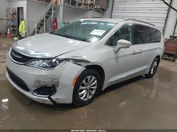 2C4RC1BG9HR583393 2017 CHRYSLER PACIFICA - Image 2