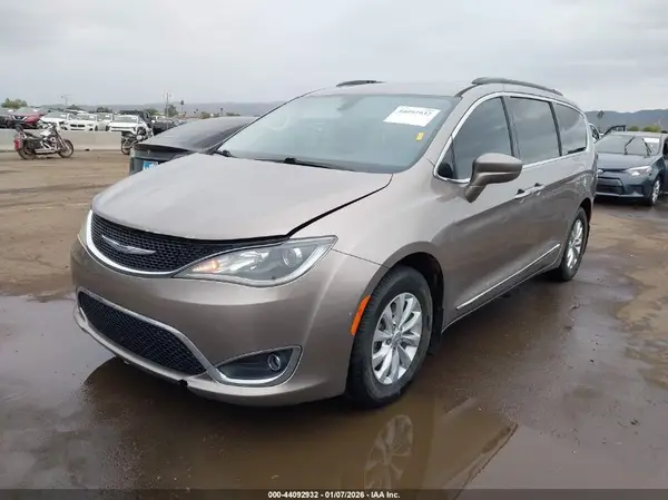 2C4RC1BG9HR592045 2017 CHRYSLER PACIFICA - Image 2