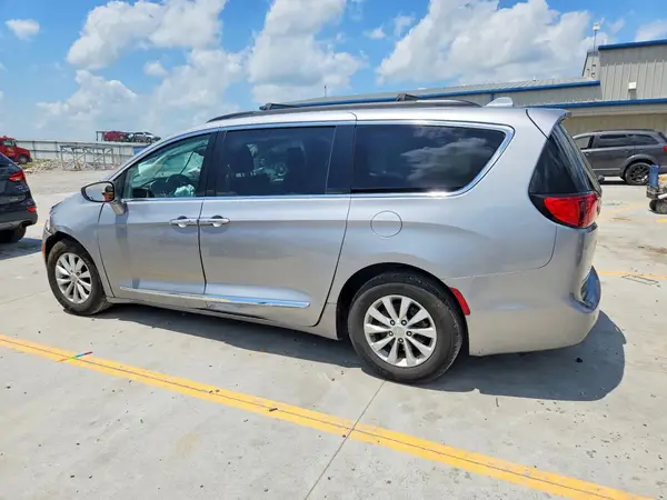 2C4RC1BG9HR593986 2017 CHRYSLER PACIFICA - Image 2