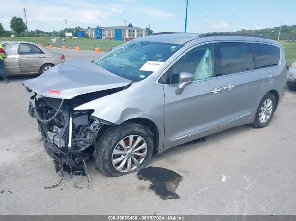 2C4RC1BG9HR613055 2017 CHRYSLER PACIFICA - Image 2