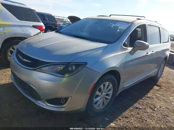 2C4RC1BG9HR613511 2017 CHRYSLER PACIFICA - Image 2