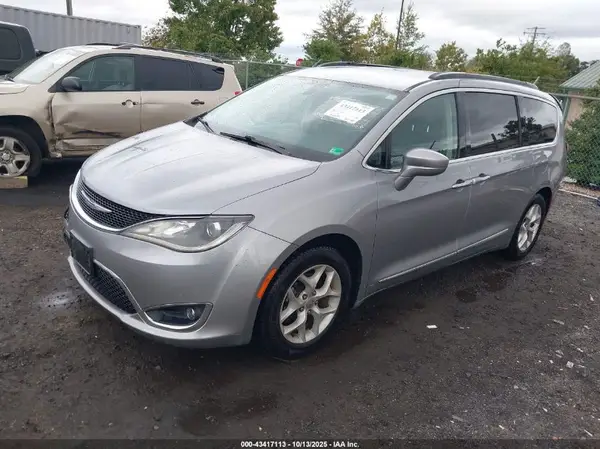 2C4RC1BG9HR634715 2017 CHRYSLER PACIFICA - Image 2