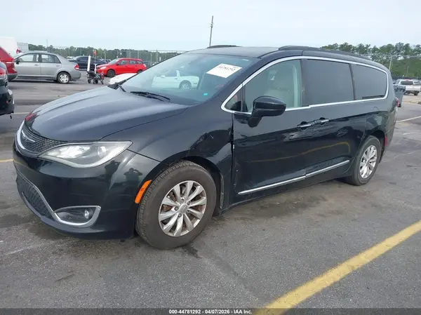 2C4RC1BG9HR733681 2017 CHRYSLER PACIFICA - Image 2