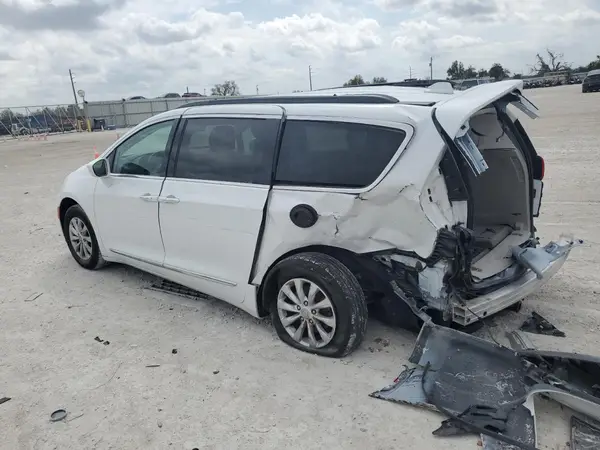 2C4RC1BG9HR763635 2017 CHRYSLER PACIFICA - Image 2