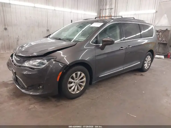 2C4RC1BG9HR763683 2017 CHRYSLER PACIFICA - Image 2