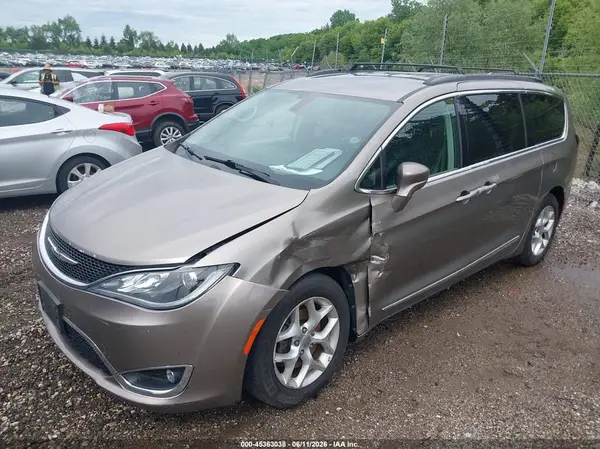 2C4RC1BG9HR777163 2017 CHRYSLER PACIFICA - Image 2