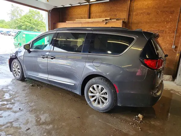 2C4RC1BG9HR785537 2017 CHRYSLER PACIFICA - Image 2
