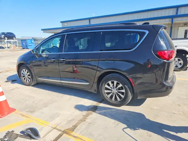 2C4RC1BG9HR795078 2017 CHRYSLER PACIFICA - Image 2