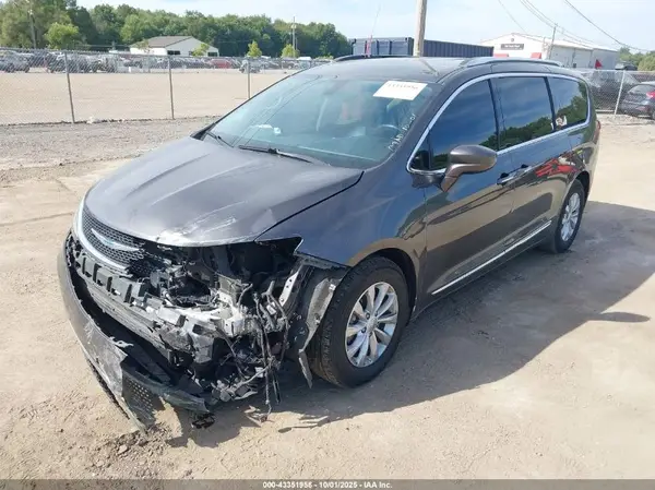 2C4RC1BG9JR233607 2018 CHRYSLER PACIFICA - Image 2