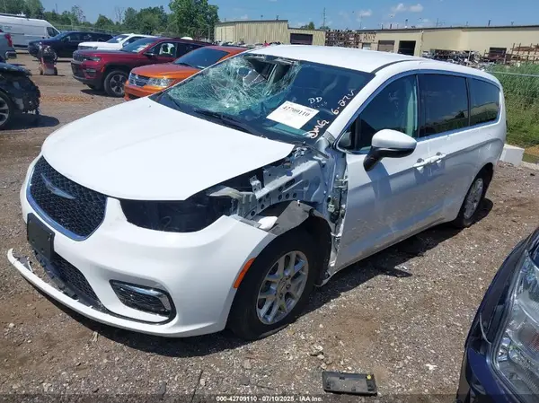 2C4RC1BG9PR605777 2023 CHRYSLER PACIFICA - Image 2