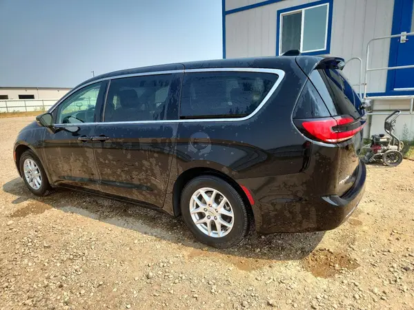 2C4RC1BG9PR627438 2023 CHRYSLER PACIFICA - Image 2