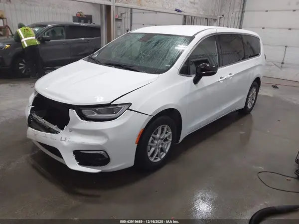 2C4RC1BG9SR594613 2025 CHRYSLER PACIFICA - Image 2
