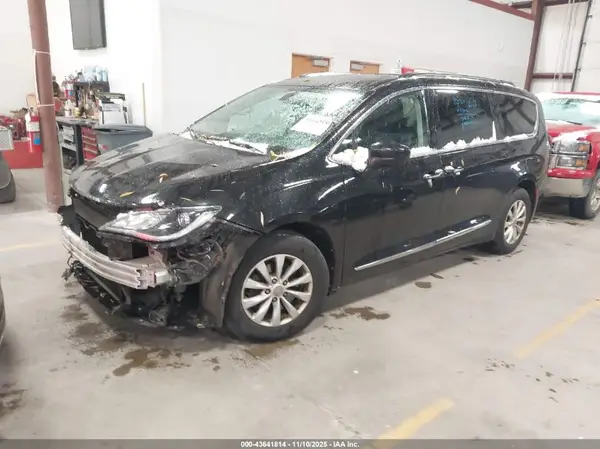 2C4RC1BGXHR576744 2017 CHRYSLER PACIFICA - Image 2