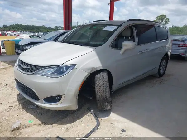 2C4RC1BGXHR607796 2017 CHRYSLER PACIFICA - Image 2