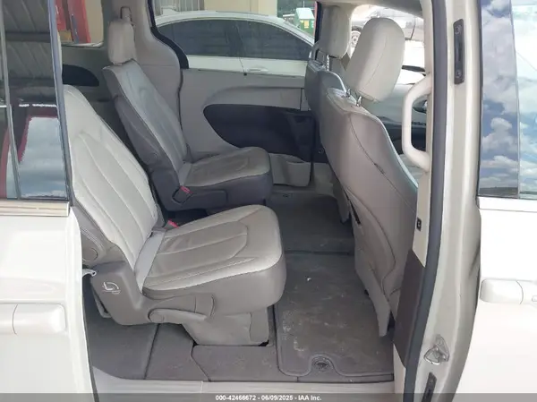 2C4RC1BGXHR607796 2017 CHRYSLER PACIFICA - Image 8