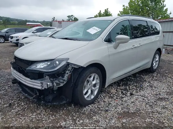 2C4RC1BGXHR635890 2017 CHRYSLER PACIFICA - Image 2