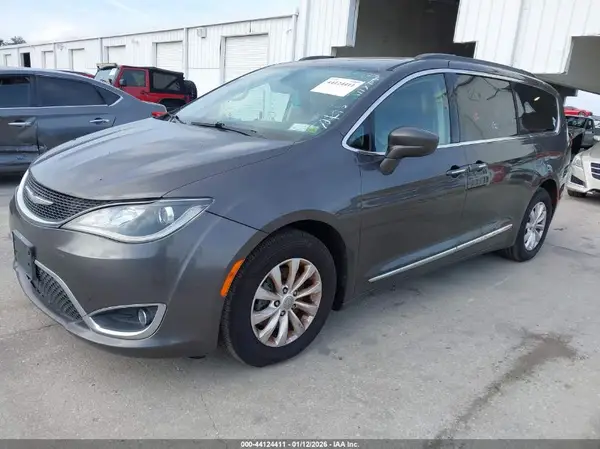 2C4RC1BGXHR721930 2017 CHRYSLER PACIFICA - Image 2