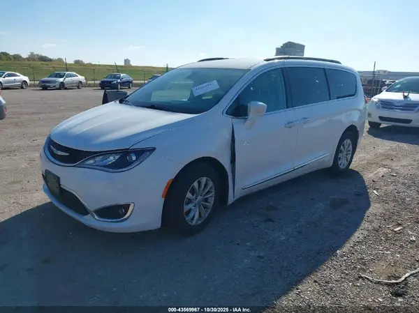 2C4RC1BGXHR747508 2017 CHRYSLER PACIFICA - Image 2