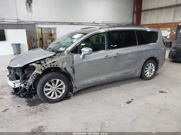 2C4RC1BGXHR795722 2017 CHRYSLER PACIFICA - Image 2
