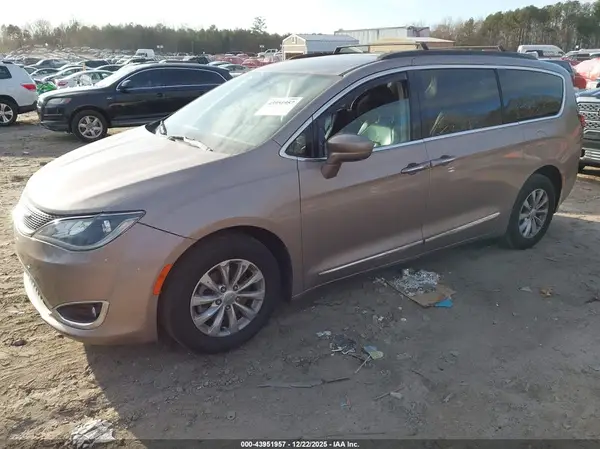 2C4RC1BGXHR796613 2017 CHRYSLER PACIFICA - Image 2