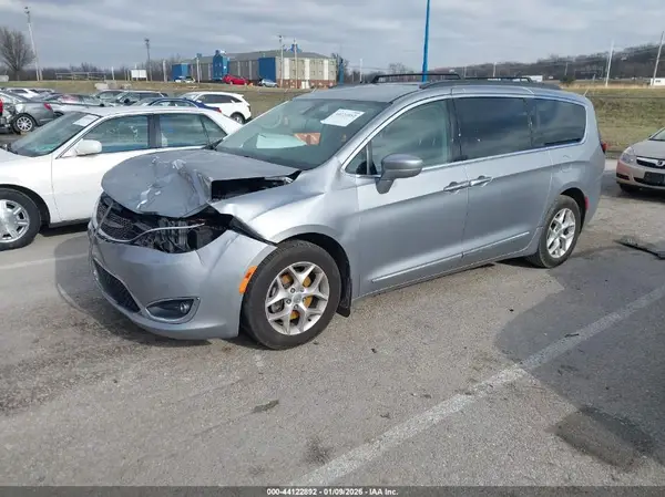 2C4RC1BGXHR816004 2017 CHRYSLER PACIFICA - Image 2