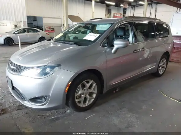 2C4RC1BGXHR820375 2017 CHRYSLER PACIFICA - Image 2
