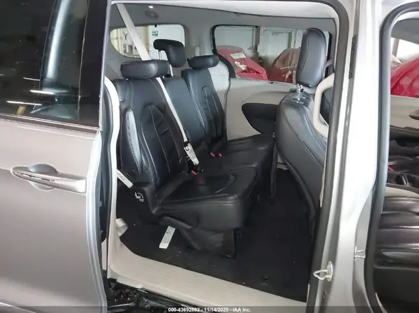 2C4RC1BGXHR820375 2017 CHRYSLER PACIFICA - Image 8
