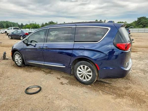 2C4RC1BGXHR831828 2017 CHRYSLER PACIFICA - Image 2