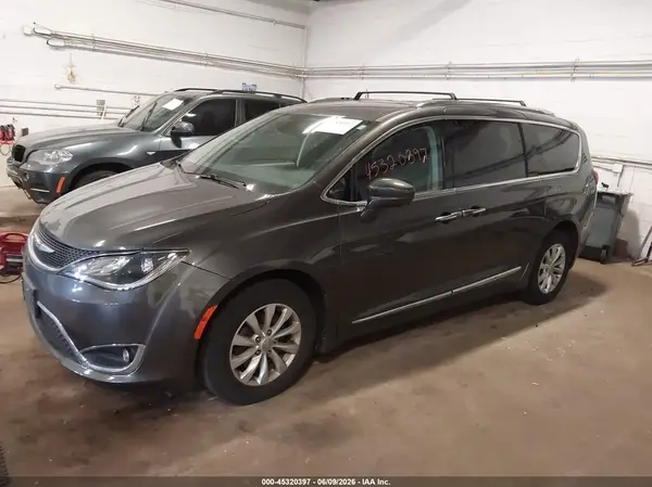 2C4RC1BGXJR110463 2018 CHRYSLER PACIFICA - Image 2