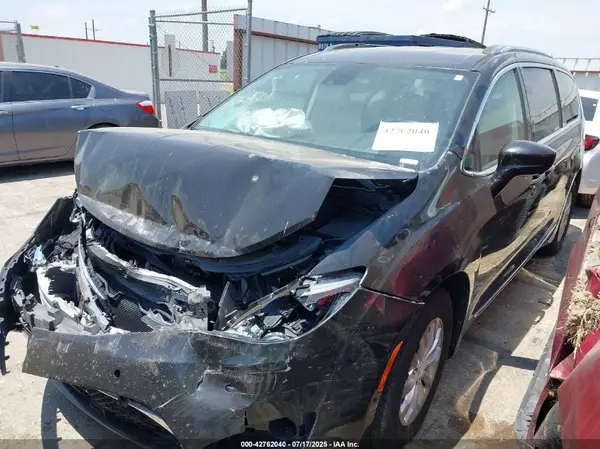 2C4RC1BGXJR152390 2018 CHRYSLER PACIFICA - Image 2