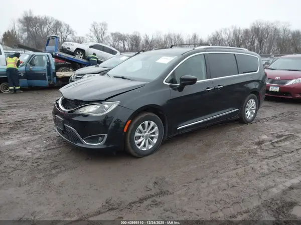 2C4RC1BGXJR212314 2018 CHRYSLER PACIFICA - Image 2