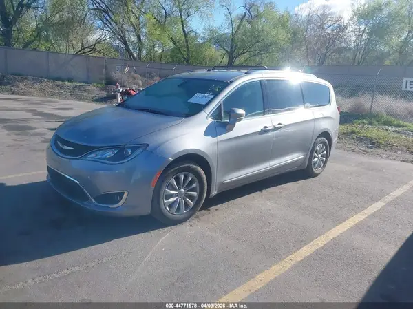 2C4RC1BGXJR214063 2018 CHRYSLER PACIFICA - Image 2